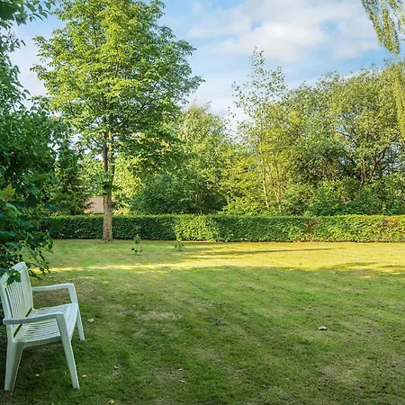 Family With Terrace And Lawn بيت للعطل *