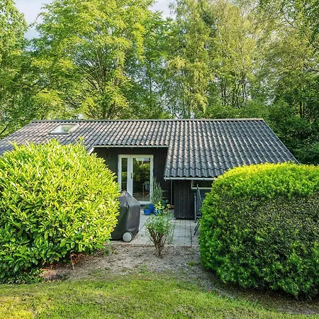 Dom wakacyjny Family With Terrace And Lawn