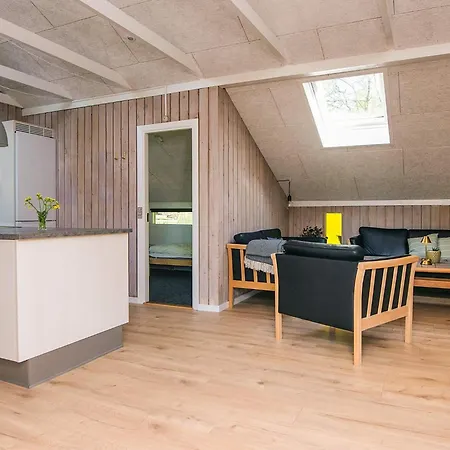 Vakantiehuis Family With Terrace And Lawn